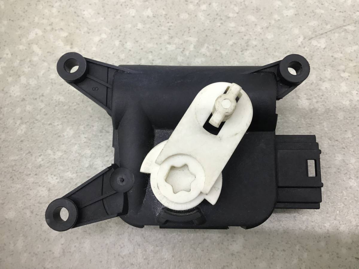 Моторчик заслонки печки Seat Leon (1P1) 2005-2013 Моторчик заслонки печки Seat Leon (1P1) 2005-2013