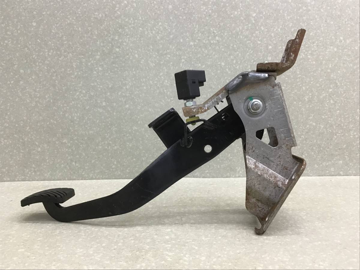 Педаль тормоза Kia Rio 2 (JB) 2005-2011 Педаль тормоза Kia Rio 2 (JB) 2005-2011