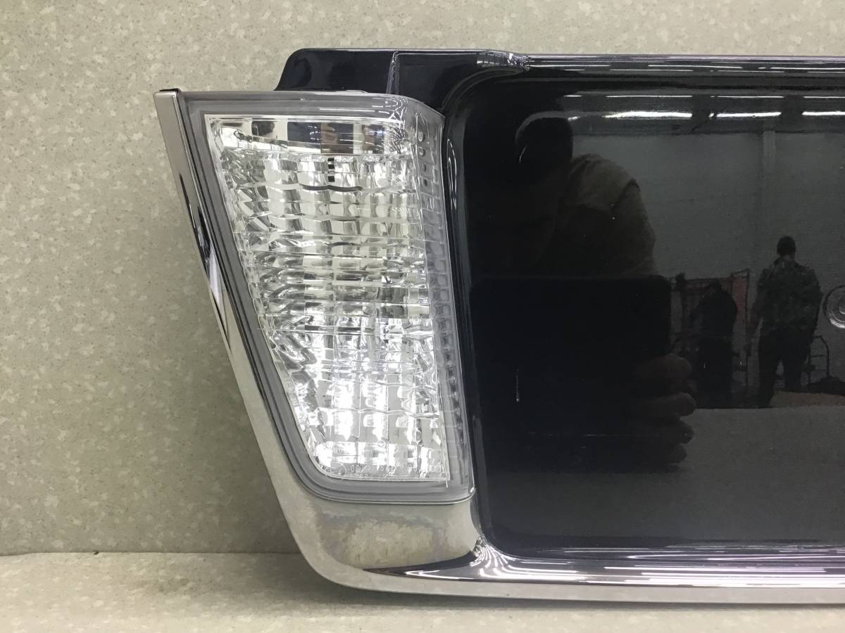 Накладка двери багажника Lexus LX570 (URJ201) 2007-2015