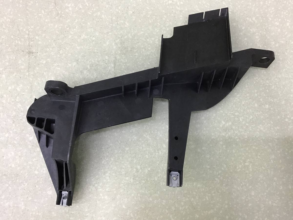 Кронштейн фар правый BMW X3 E83 2004-2010 Кронштейн фар правый BMW X3 E83 2004-2010