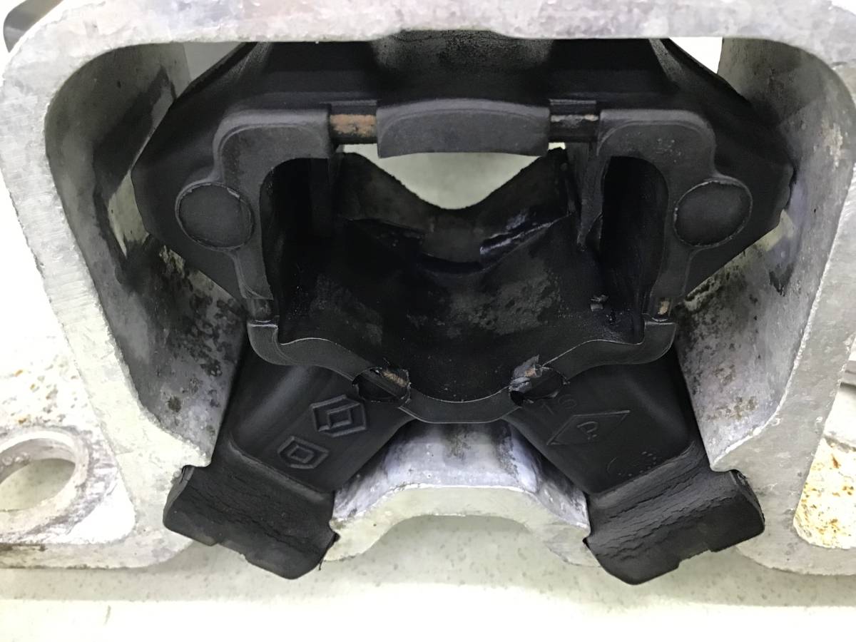 Опора двигателя правая Renault Logan (1) 2005-2014