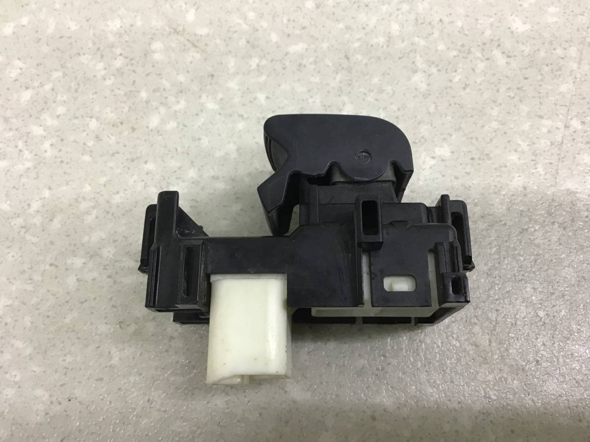 Кнопка стеклоподъемника Toyota Auris (E150) 2006-2012 Кнопка стеклоподъемника Toyota Auris (E150) 2006-2012