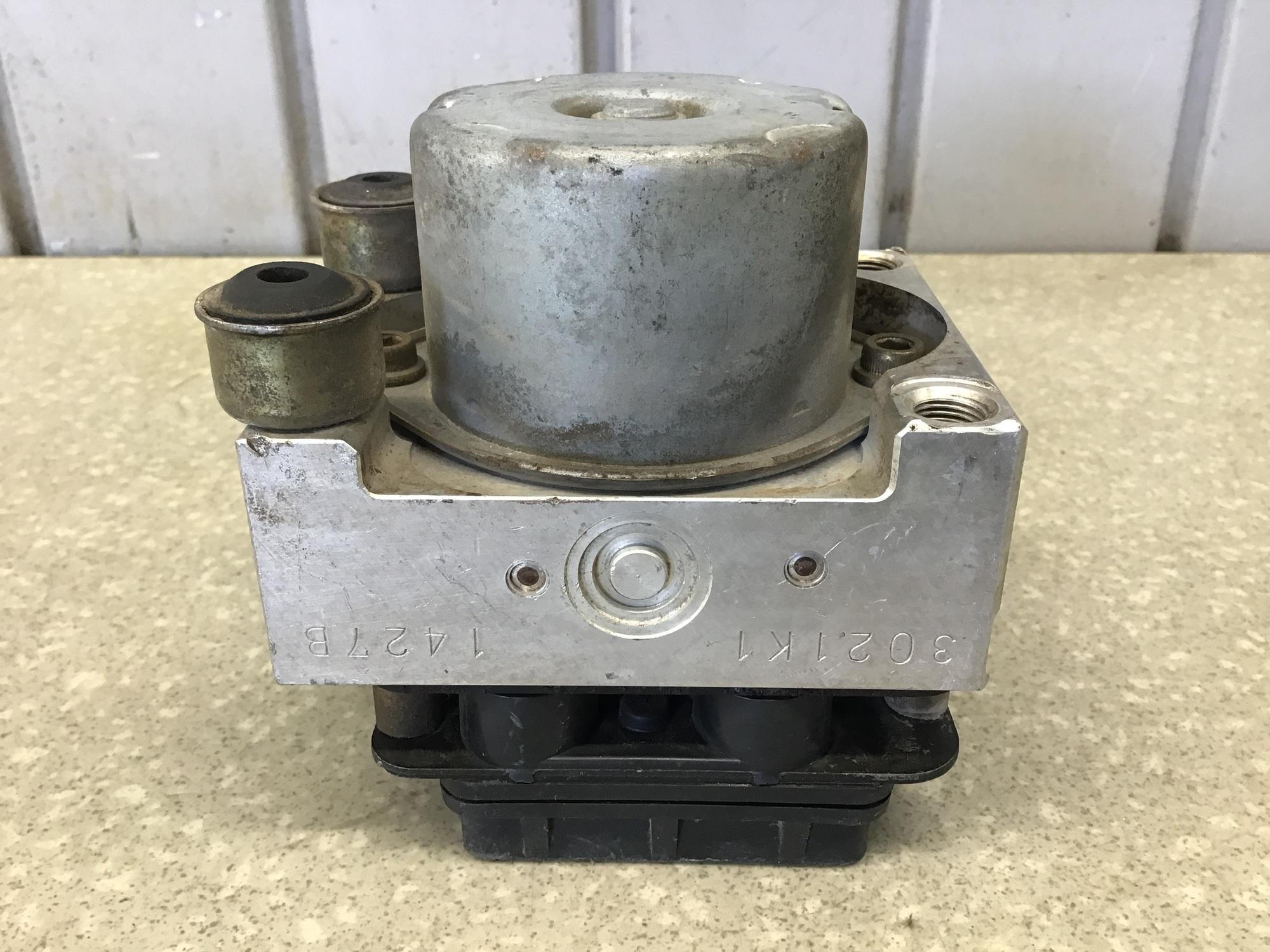 Блок ABS (насос), Mitsubishi Lancer Cedia (CS) 2000-2003 Блок ABS (насос), Mitsubishi Lancer Cedia (CS) 2000-2003