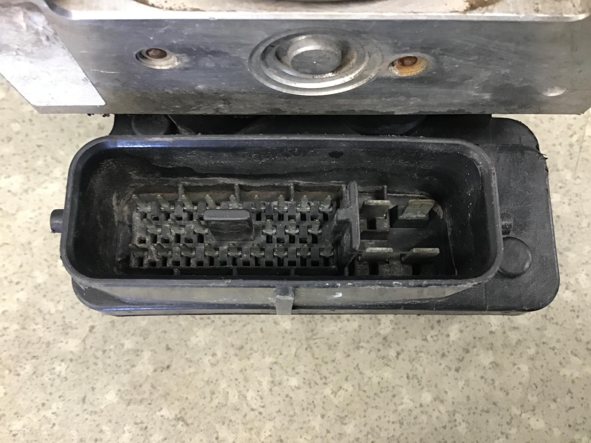 Блок ABS (насос), Mitsubishi Lancer Cedia (CS) 2000-2003 Блок ABS (насос), Mitsubishi Lancer Cedia (CS) 2000-2003