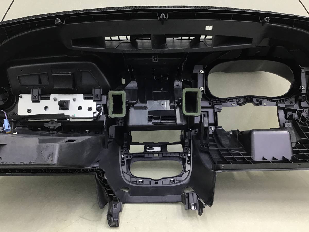 Торпедо Lada Largus (R90) 2012-2022 Торпедо Lada Largus (R90) 2012-2022