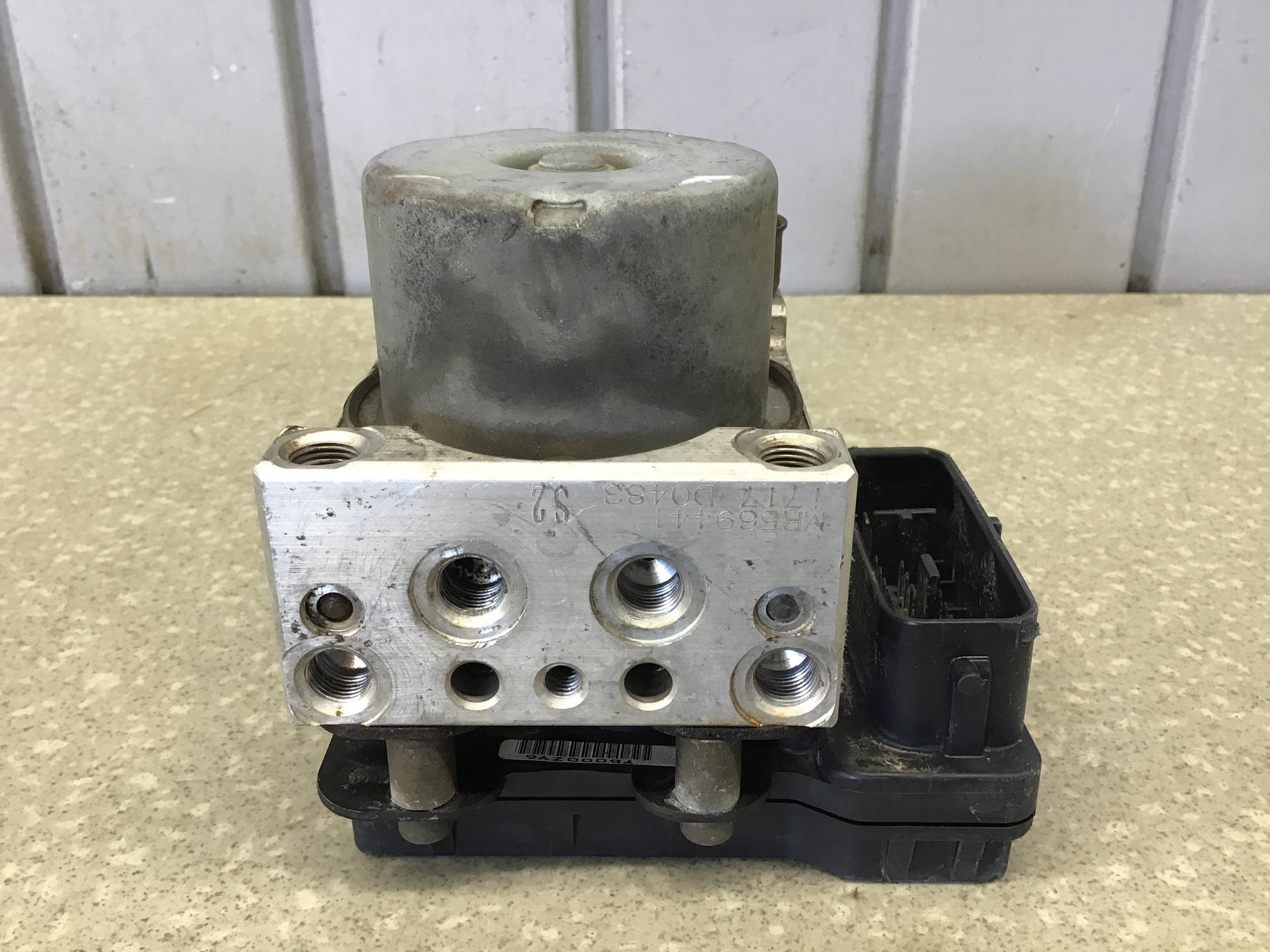 Блок ABS (насос), Mitsubishi Lancer Cedia (CS) 2000-2003 Блок ABS (насос), Mitsubishi Lancer Cedia (CS) 2000-2003