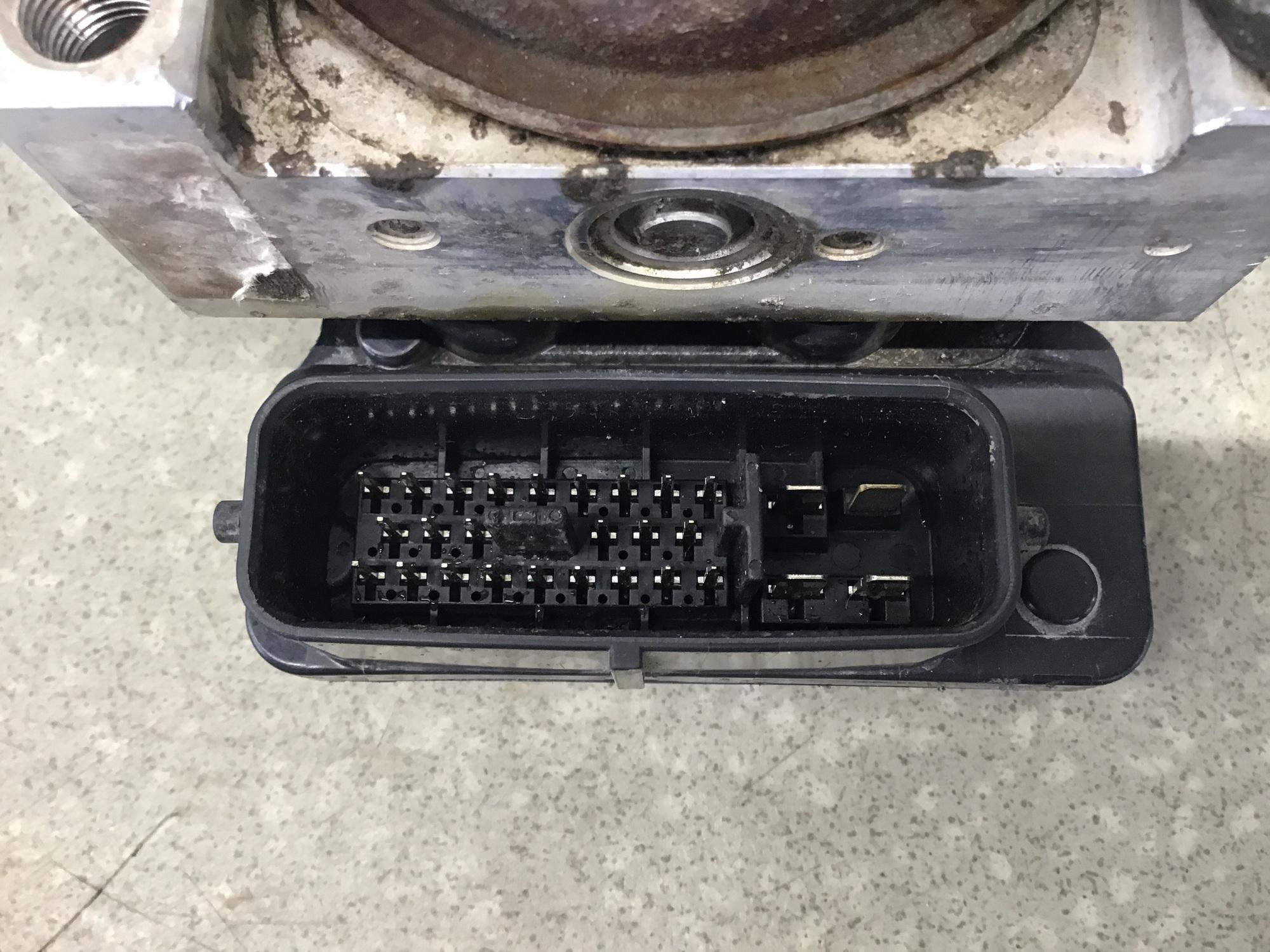 Блок ABS (насос) Mazda Familia (BJ) 1998-2003 Блок ABS (насос) Mazda Familia (BJ) 1998-2003