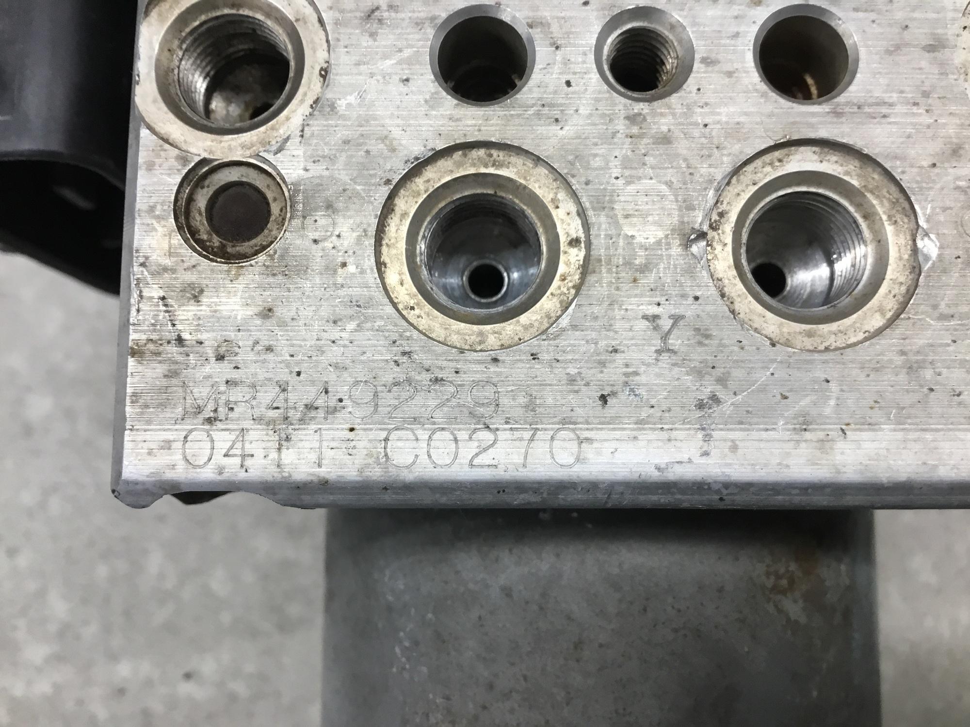 Блок ABS (насос) Mitsubishi Lancer Cedia (CS) 2000-2003