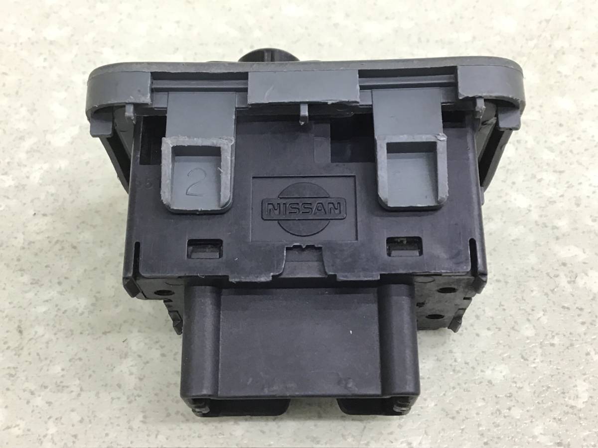 Переключатель регулировки зеркала Nissan Sunny (B13) 1990-1995г Переключатель регулировки зеркала Nissan Sunny (B13) 1990-1995г