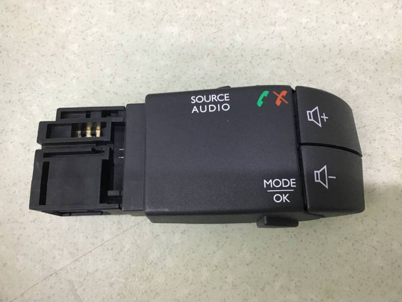 Переключатель подрулевой управления магнитолой Renault Logan (2) 2014>