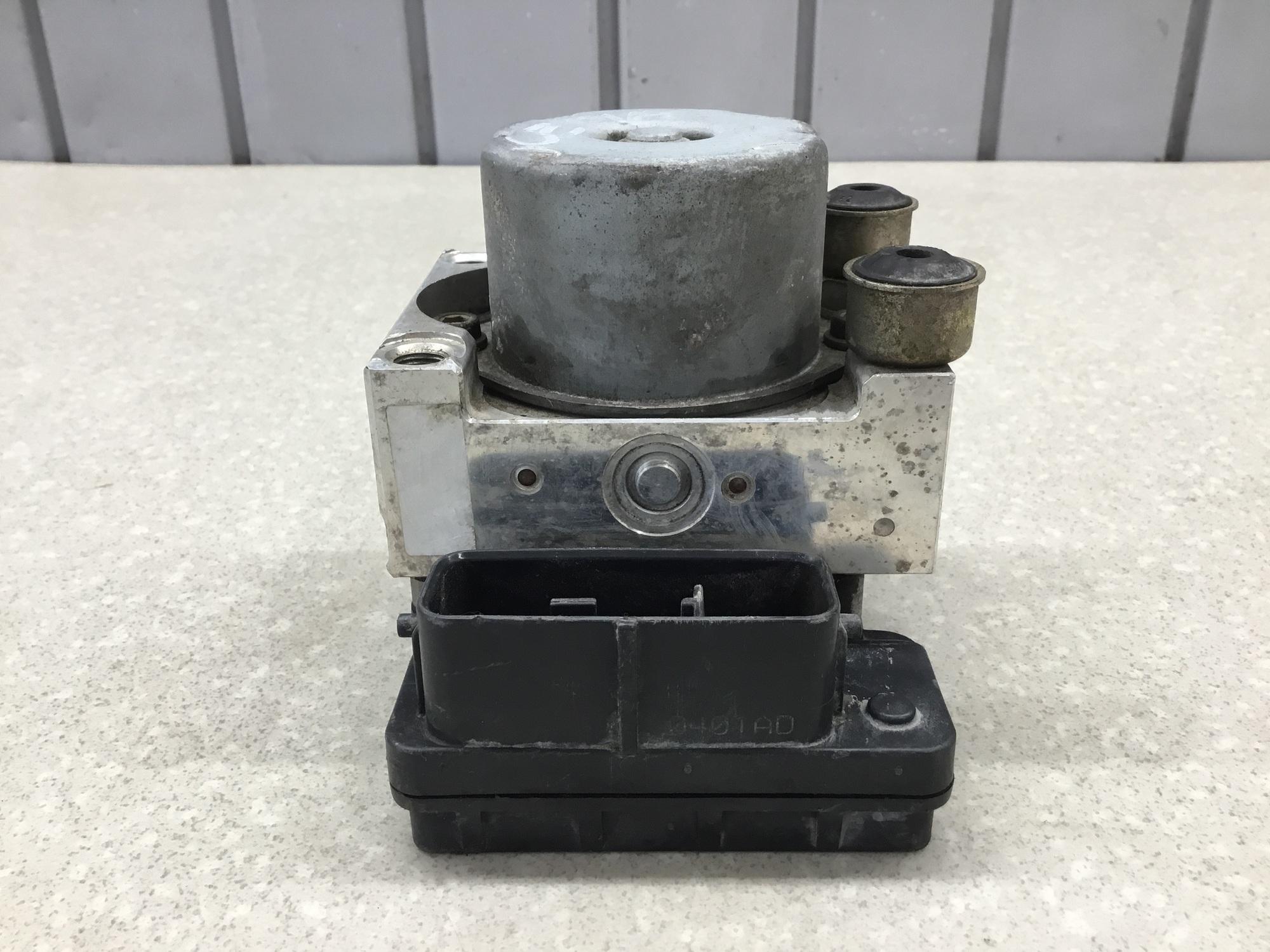 Блок ABS (насос) Mitsubishi Lancer Cedia (CS) 2000-2003