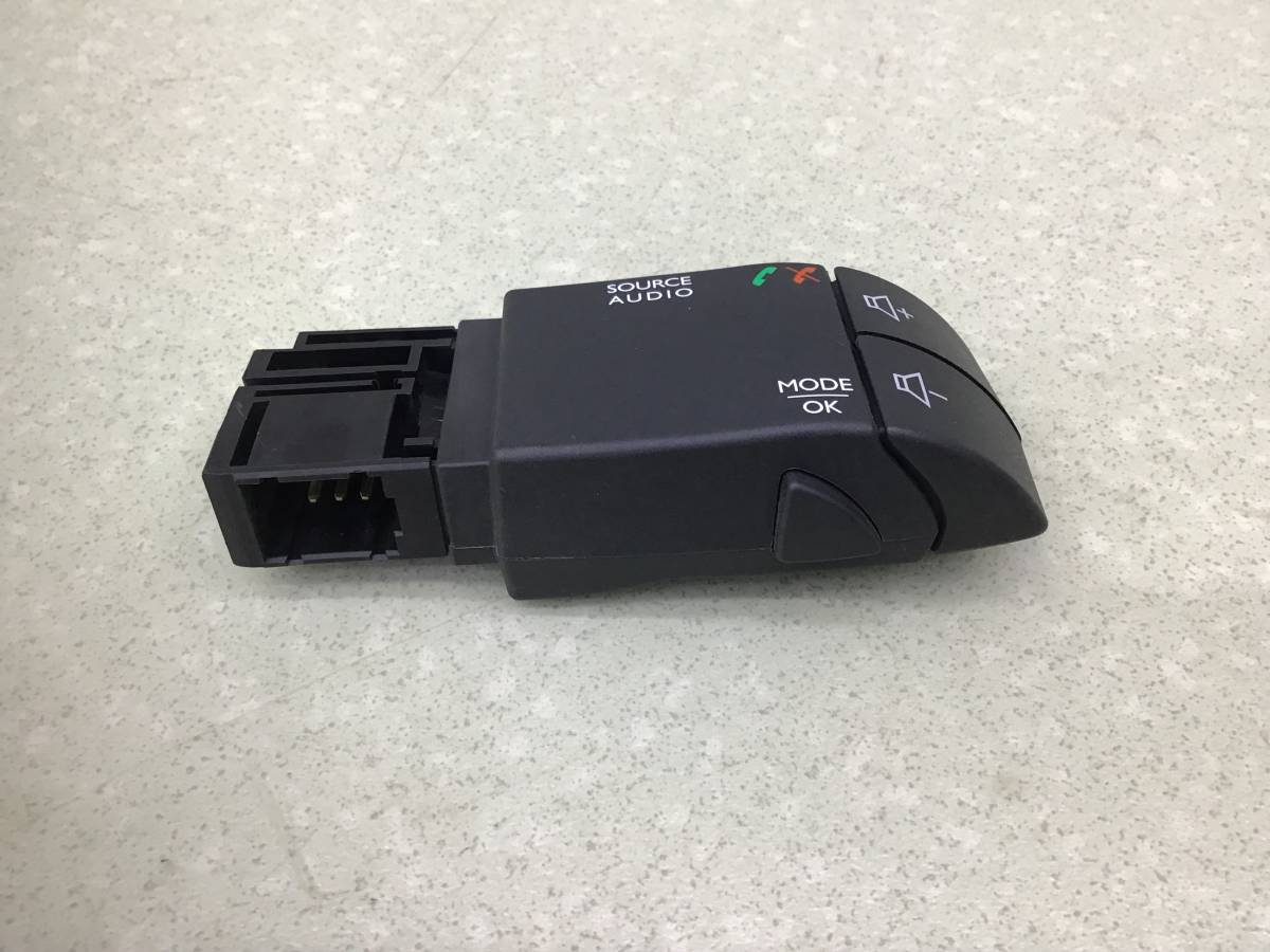 Переключатель подрулевой управления магнитолой Renault Logan (2) 2014>