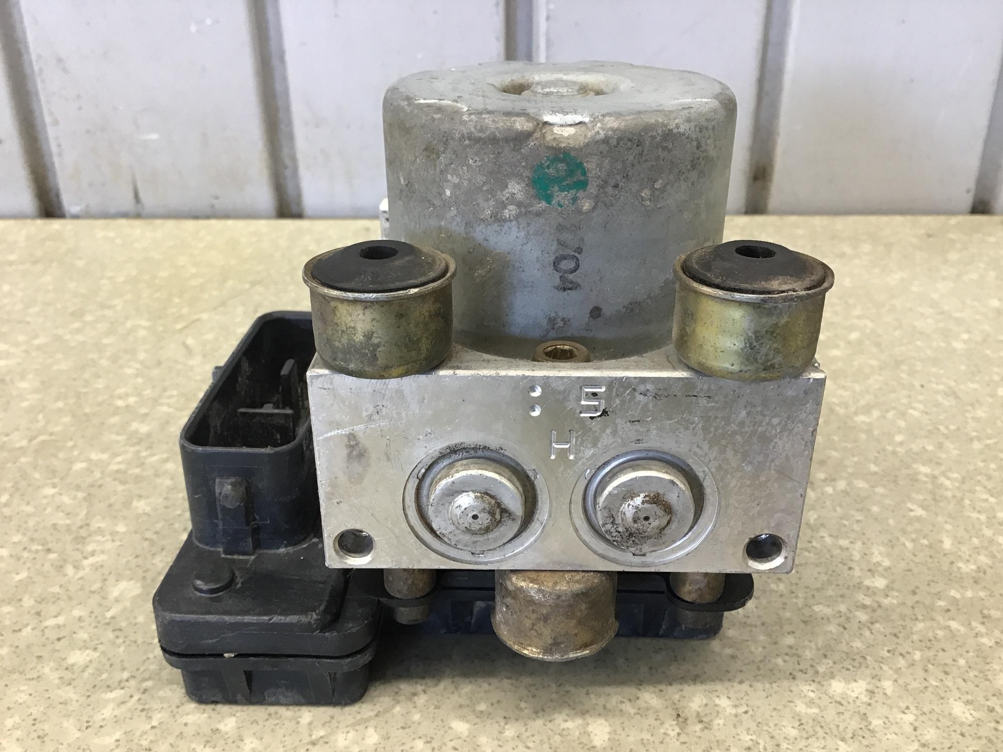 Блок ABS (насос), Mitsubishi Lancer Cedia (CS) 2000-2003 Блок ABS (насос), Mitsubishi Lancer Cedia (CS) 2000-2003